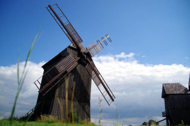 Eski yel değirmeni. Tarihi tarım teknolojisi. Vintage rüzgar değirmeni.