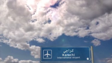 Karaçi, Pakistan 'a bir jet uçağı iniyor. Havaalanı istikameti işaretli şehir gelişi. Seyahat, iş, turizm ve ulaşım kavramı.