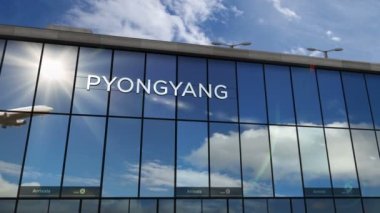Jet uçakları Pyongyang, Kuzey Kore 'ye iniyor. 3D animasyon. Cam havaalanı terminali ve uçağın yansıması ile şehre varış. Seyahat, iş, turizm ve ulaşım kavramı.