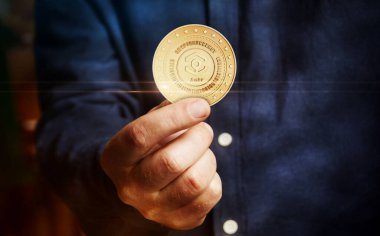 Ankr DeFi kripto para sembolü. Eldeki altın para soyut kavram..