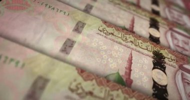 Suudi Arabistan Riyal banknot döngüsü. SAR para dokusu. Ekonomi, iş, kriz, bankacılık, durgunluk, borç ve finans kavramı. Notayı kaydırıyorum. Döngüsüz 3D canlandırma.