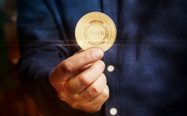 Dash DeFi kripto para sembolü elinde soyut konsept altın sikke.