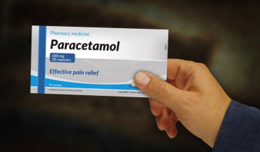 Parasetamol tablet kutusu elinde. Acil ağrı kesici, baş ağrısı kesici ve ilaç paketleme fabrikasına yardım et. Soyut konsept 3D resimleme.