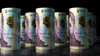 Ukrayna Hryvnia para ruloları 3D animasyon döngüsü. 1000 UAH Hryvna banknotunun önünde kamera hareket ediyor. Ukrayna 'da kusursuz bir ekonomi, finans, iş ve borç kavramı.