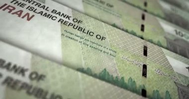 İran Rial banknot döngüsü. IRR para dokusu. İran 'da ekonomi, ticaret, kriz, bankacılık, durgunluk, borç ve finans kavramı. Notayı kaydırıyorum. Döngüsüz 3D canlandırma.