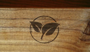 Tahta kutuya basılmış yeşil yaprak çevre dostu sembol damgası. CO2 nötr, ekoloji, çevre, doğa ve iklim kavramı.