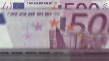 500 Euro 'luk banknotları olan para sayma makinesi. Hızlıca bir not düşür. İş ve ekonomi kavramı döngüye girebilir ve kusursuz bir altyapıya sahiptir. Avrupa Birliği para birimi.