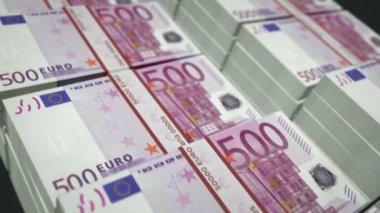 Euro para paketi 3D animasyon döngüsü. Döngüsüz enflasyon, finans, ekonomik kriz, iş durgunluğu, banka, vergi ve Avrupa 'da borç kavramı. 500 Avro 'nun üzerinde banknot destesi taşınıyor.