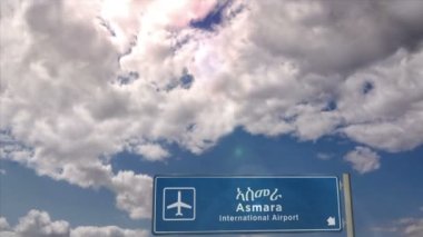 Jet uçağı Asmara, Eritrea 'ya iniyor. Havaalanı istikameti işaretli şehir gelişi. Seyahat, iş, turizm ve uçak taşımacılığı kavramı.