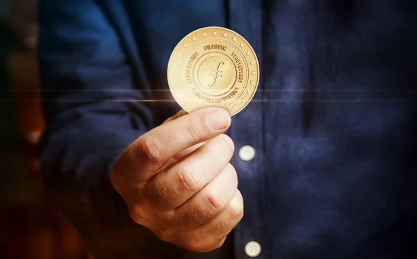 Filecoin Fil Σύμβολο Cryptocurrency Χρυσό Νόμισμα Στο Χέρι Αφηρημένη Έννοια — Φωτογραφία Αρχείου
