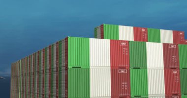 İtalya bir kargo gemisinin üretim ve ithalat konteynırlarını ihraç ediyor. İtalyan bayrağıyla nakliye ve nakliyat işi. 3B Drone görünümü.