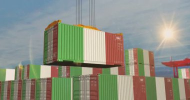 İtalya üretim ve ithalat konteynerleri kargo vincini ihraç ediyor. Bir İtalyan bayrağıyla taşımacılık, yükleme ve taşımacılık.