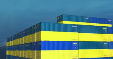 Bir kargo gemisindeki Ukrayna ihracat ve ithalat konteynırları. Ukrayna bayrağıyla nakliye ve nakliyat işi. 3B Drone görünümü.