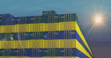 Ukrayna liman terminali iş konseptinde kargo konteynırları ihraç ediyor ve ithal ediyor. Ukrayna bayrağı endüstriyel nakliye kutusu 3D.