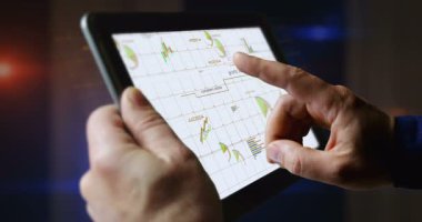 Ticari alışveriş çevrimiçi iş haritaları ve grafikler dokunmatik ekran ekranında. Parmak dokunuşu tablet ekranı elinde. Dijital analiz ve rapor.