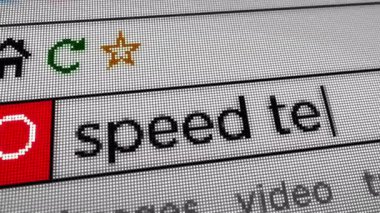 Hız testi ve tarayıcı ekranında yazan ölçü metnini transfer et. Monitör piksel görünümü olan internet aranıyor.