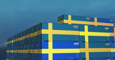 İsveç bir kargo gemisinde ithalat ve ihracat konteynırları. İsveç bayrağıyla nakliye ve nakliyat işi. 3B Drone görünümü.