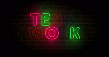 Takım çalışması ortaklığı işbirliği neon sembolü tuğla duvarda. Açık renkli ampuller. Döngüsüz ve kusursuz soyut konsept animasyonu.