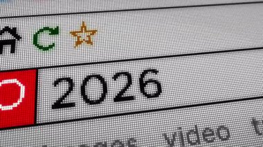 2026 yeni yıl metni tarayıcı ekranında yazılıyor. Monitör piksel görünümü olan internet aranıyor.