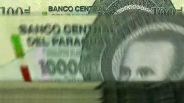 Paraguay Guarani Paraguay para sayma makinesi ve banknotlar. Hızlı bir 100.000 PYG banknot düşür. İş ve ekonomi kavramı döngüsel ve sorunsuz bir altyapıya sahip.