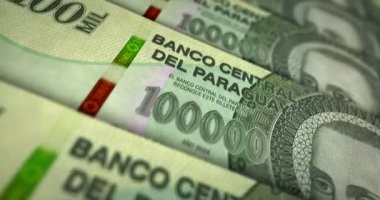 Paraguay para banknotu döngüsü Paraguay guarani. 100.000 PYG para dokusu. Ekonomi, iş, kriz, bankacılık, durgunluk, borç ve finans kavramı. Dikdörtgen 3D nota üzerinde hareket.