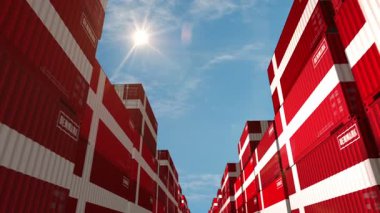Danimarka ihracat ve üretim kargo konteynırları sorunsuz ve geri dönüşümlü iş konseptinde. Danimarka bayrağı endüstriyel nakliye kutusu 3D döngü.
