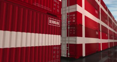 Danimarka ihracat ve üretim kargo konteynırları sorunsuz ve geri dönüşümlü iş konseptinde. Danimarka bayrağı endüstriyel nakliye kutusu 3D döngü.