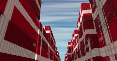 Danimarka ihracat ve üretim kargo konteynırları sorunsuz ve geri dönüşümlü iş konseptinde. Danimarka bayrağı endüstriyel nakliye kutusu 3D döngü.