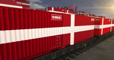 Danimarka ihracat ve üretim konteynırları yük vagonları döngüsünde. Demiryolu tren taşımacılığı ve Danimarka bayrağı taşıyan nakliyat işi. 3B döngü ve kusursuz canlandırma.