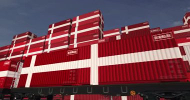 Danimarka ihracat ve üretim konteynırları yük vagonları döngüsünde. Demiryolu tren taşımacılığı ve Danimarka bayrağı taşıyan nakliyat işi. 3B döngü ve kusursuz canlandırma.