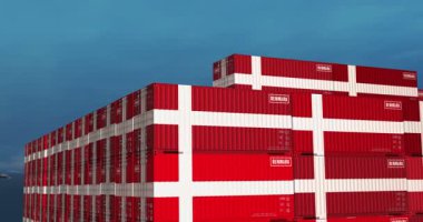 Bir kargo gemisinde Danimarka ihracat ve üretim konteynırları. Danimarka bayrağıyla taşımacılık ve nakliye işi. 3B Drone görünümü.