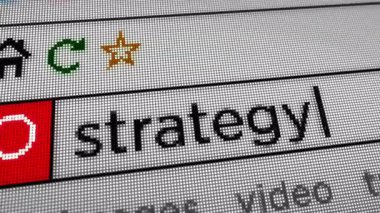 Strateji metni tarayıcı ekranında yazılıyor. Monitör piksel görünümü olan internet aranıyor.