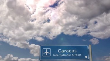 Caracas Venezuela Jet uçağı iniyor. Havaalanı istikameti işaretli şehir gelişi. Seyahat, iş, turizm ve uçak taşımacılığı kavramı.
