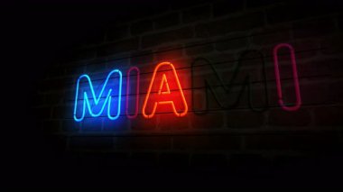 Miami Florida ABD 'nin tuğla duvardaki neon sembolü. Romantik şehir kulübü ampulleri soyut kavramları.