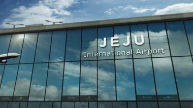 Jeju, Güney Kore 'ye uçak iniyor. Cam havaalanı terminali ve jet uçağının yansımasıyla şehre vardık. Seyahat, iş, turizm ve ulaşım 3D konsepti.