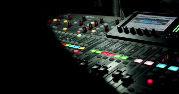 La mano del produttore sonoro sta usando un mixer musicale con strumenti di editing in concerto. V3 — Video Stock