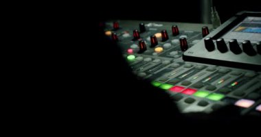Ses prodüktörü, konseri düzenleme araçlarıyla birlikte bir müzik mikseri kullanıyor. V4