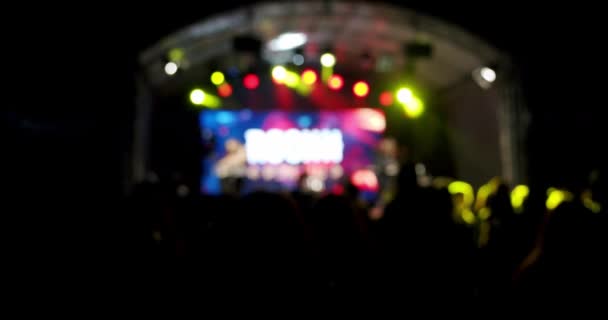 Blured Silhouette de personnes tenant la main lors d'un concert. Mouvement lent V3 — Video