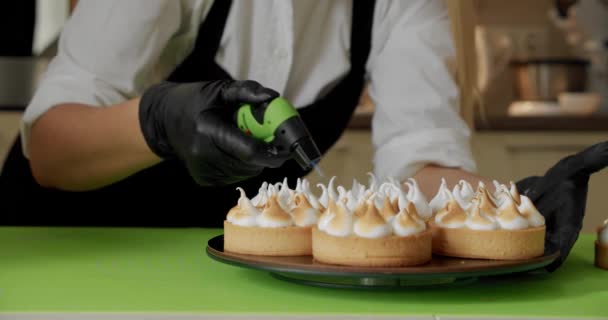 De banketbakker bereidt taartjes, patat crème met vuur. Sluit V4 af — Stockvideo
