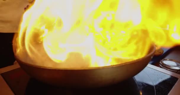 Super slow motion, grande fuoco con bistecche di hamburger dalla padella del wok. Da vicino. — Video Stock
