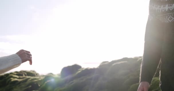 Láska pár ruce spojující na obloze pozadí v paprscích slunce — Stock video