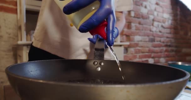Lento moto di olio per la cottura versando in una padella. Da vicino. — Video Stock