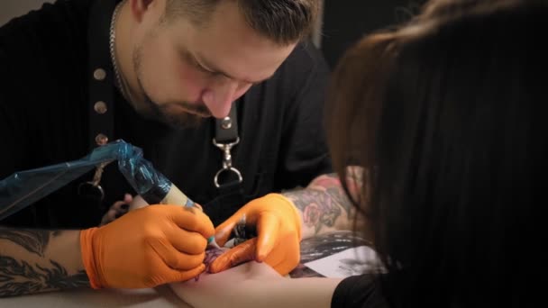 Portretský tatér. Nakreslí obrázek na ruce, proces vytváření tetování. Zpomalený pohyb. — Stock video
