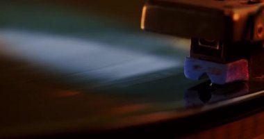 Kapatın. Müzik plakası boyunca çalışan vinil plak çalar..