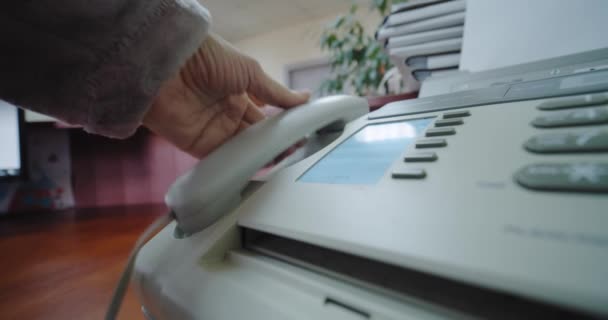 Близько. Рука жінки за допомогою факсу, натискає кнопку і піднімає телефон , — стокове відео