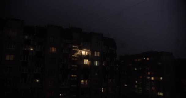 Regentropfen auf die Fensterscheibe, draußen auf die Straße, schlechtes Wetter. — Stockvideo