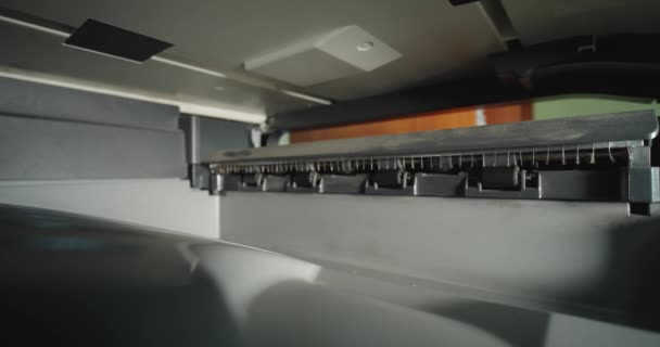 Impressora a laser de escritório imprimindo um papel de páginas. Fechar câmera lenta — Vídeo de Stock