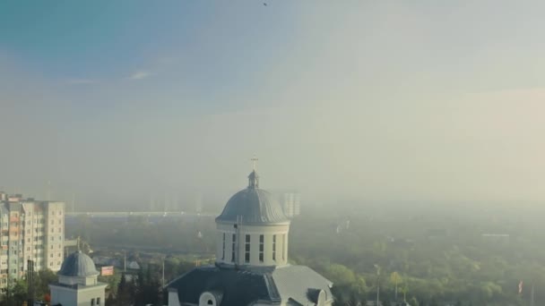濃霧の中の空中ドローンビュー教会, — ストック動画