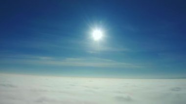 Hava aracı görüntüsü. Uçan bulutlar ve yavaşça bulutlara inen