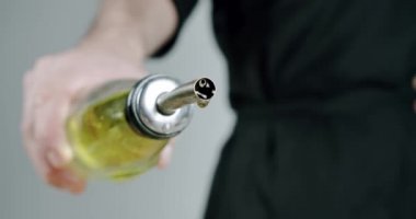 Şef zeytinyağı döktü. Yavaşça kapat.